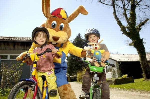 Kinderen op fiets met Koos